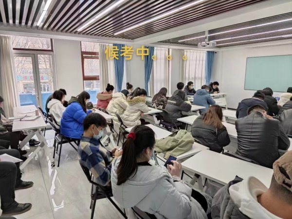 青岛成人高考学员考场候考