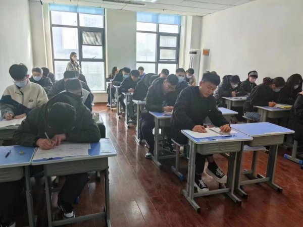 青岛成人高考学员考试现场展示